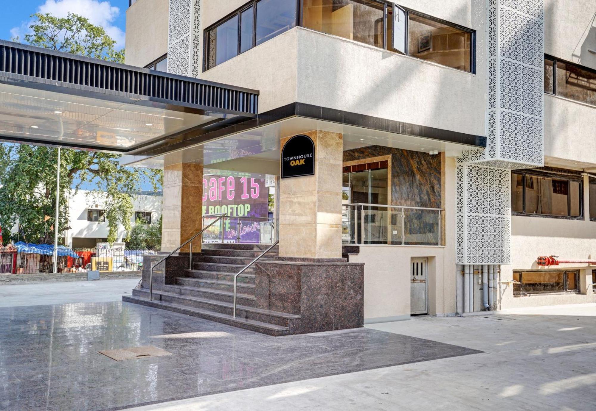 Clubhouse Hotel Raajpath Вадодара Экстерьер фото