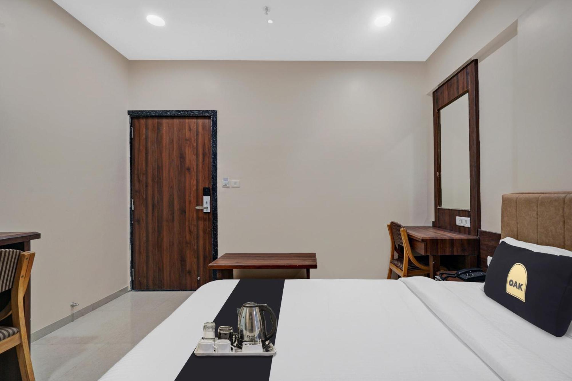 Clubhouse Hotel Raajpath Вадодара Экстерьер фото