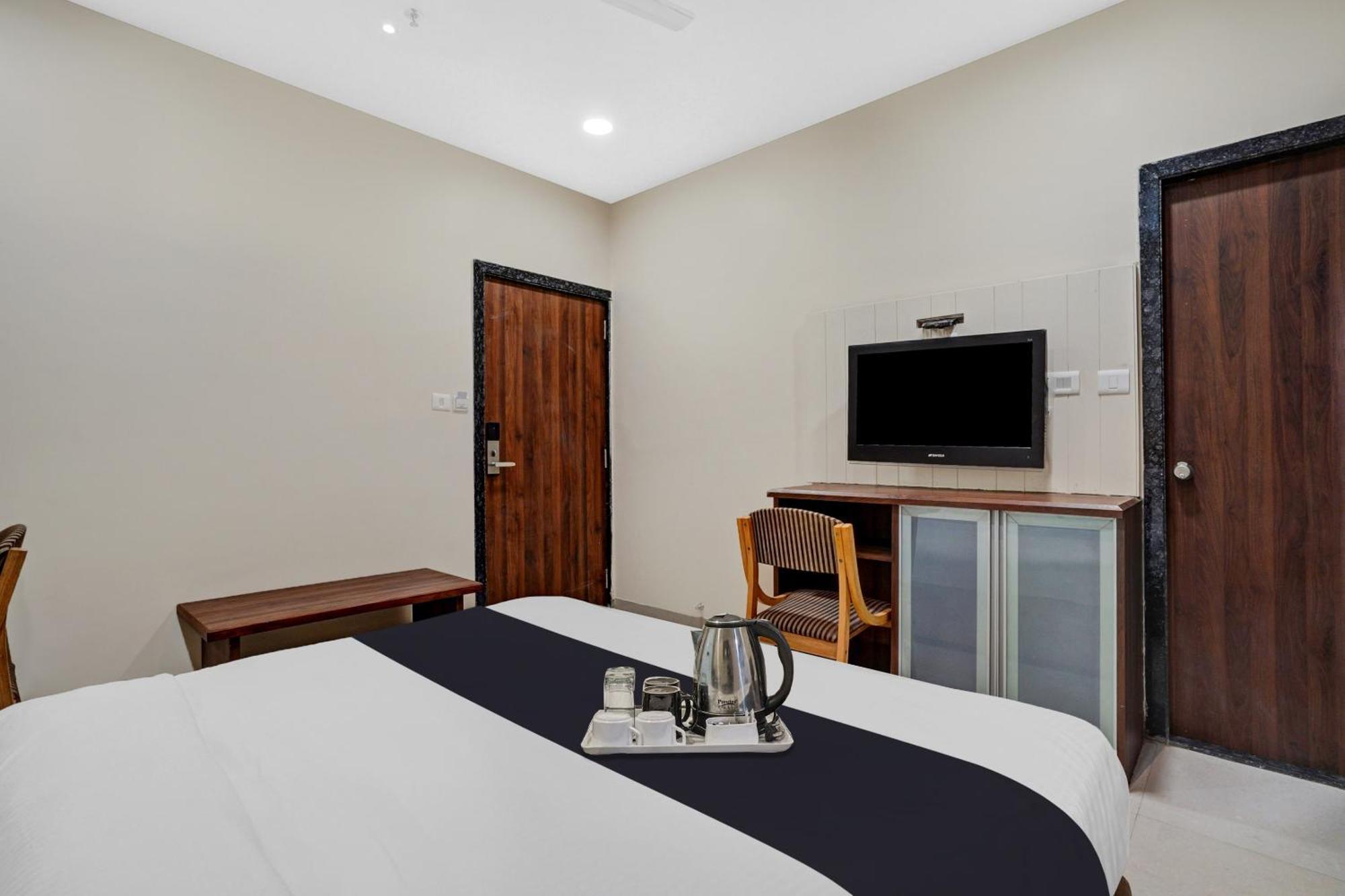 Clubhouse Hotel Raajpath Вадодара Экстерьер фото