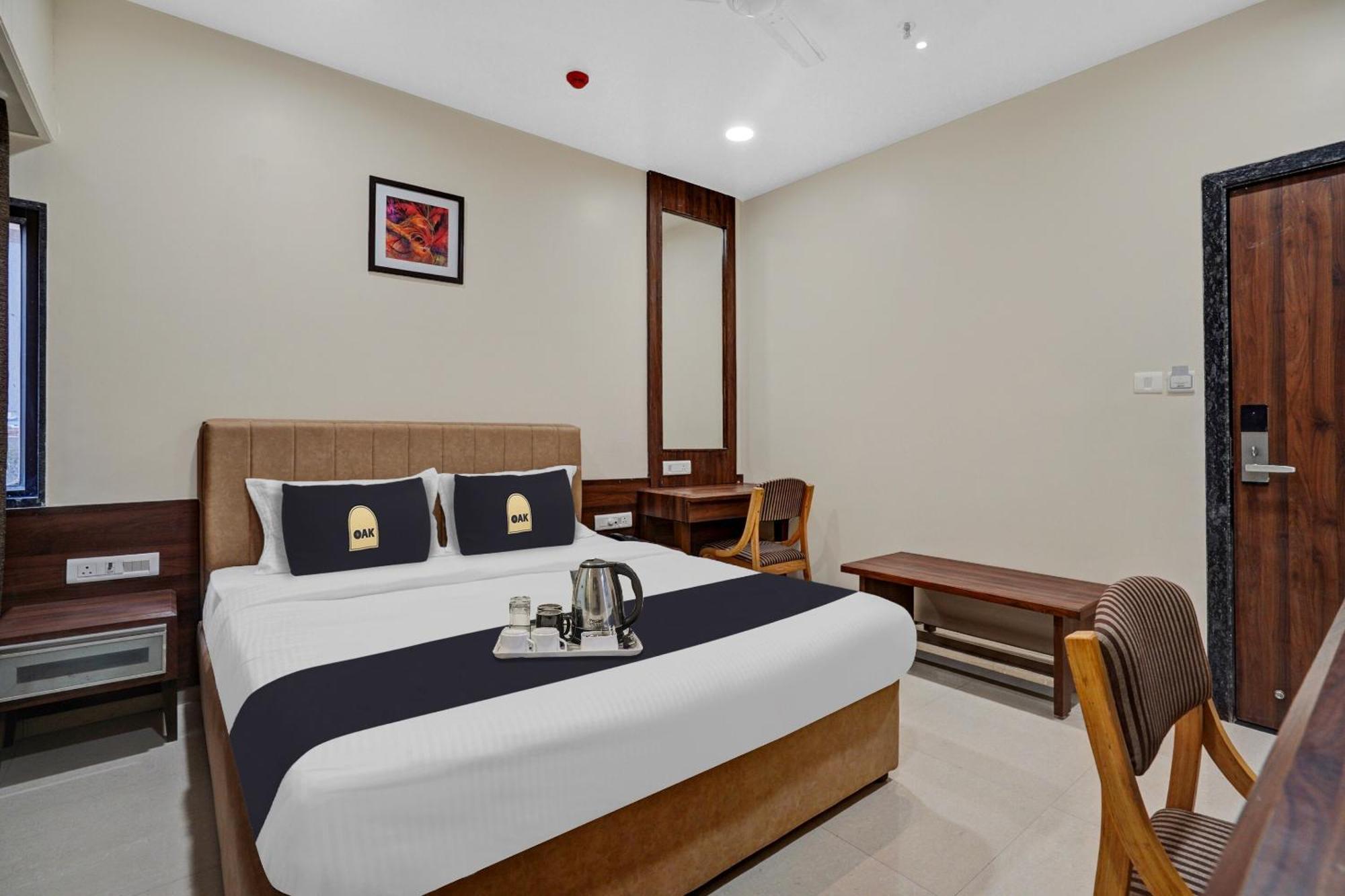 Clubhouse Hotel Raajpath Вадодара Экстерьер фото