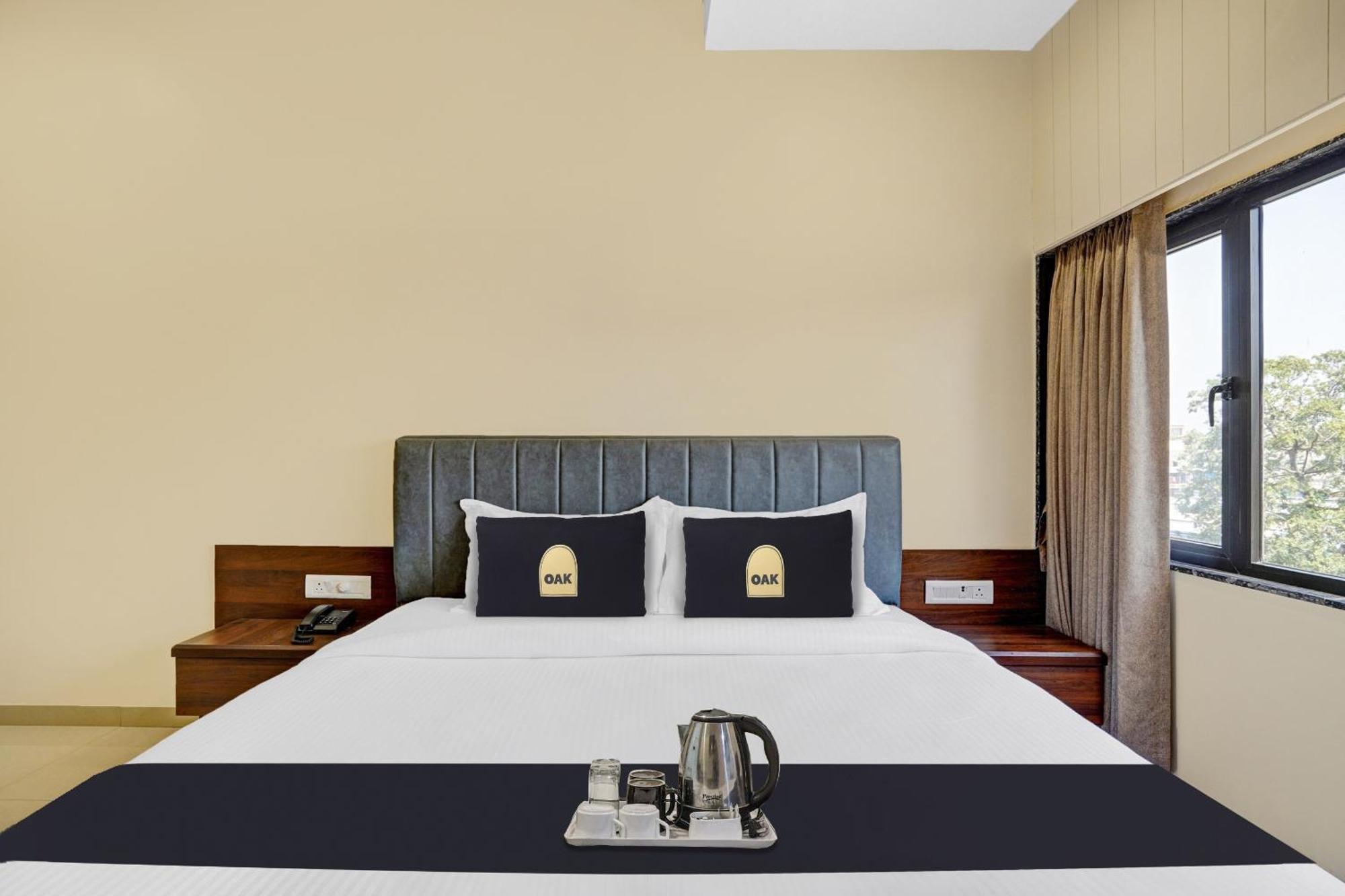Clubhouse Hotel Raajpath Вадодара Экстерьер фото