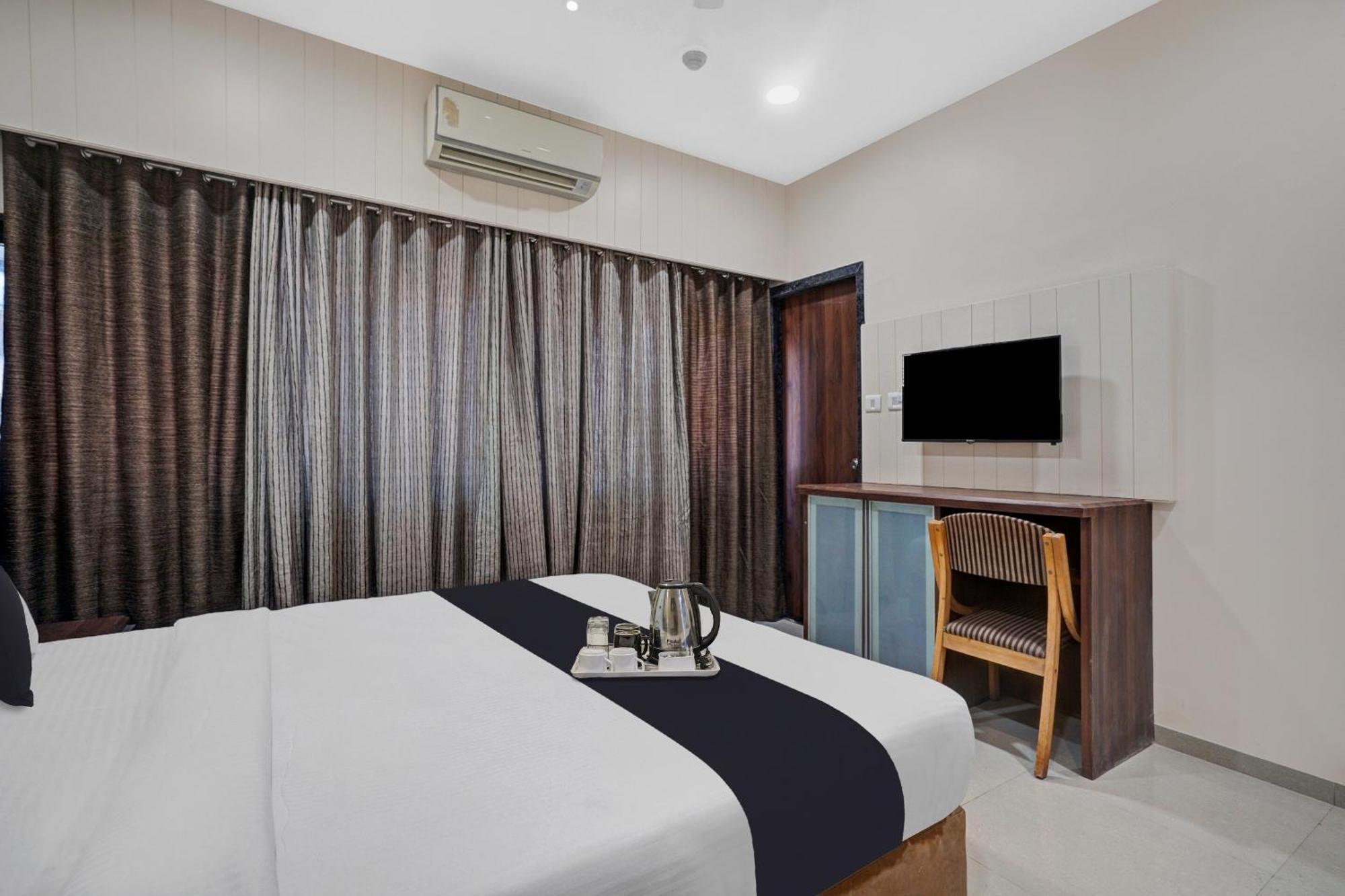 Clubhouse Hotel Raajpath Вадодара Экстерьер фото