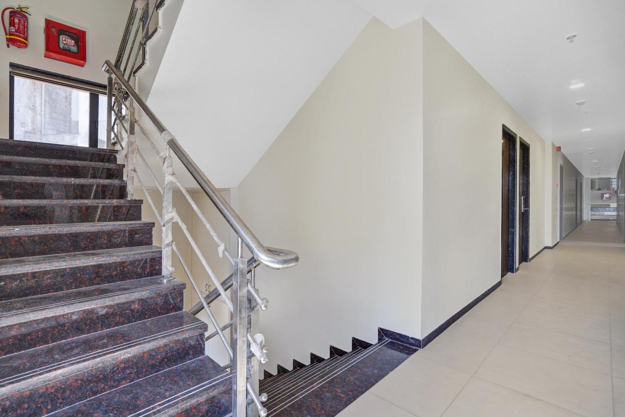 Clubhouse Hotel Raajpath Вадодара Экстерьер фото