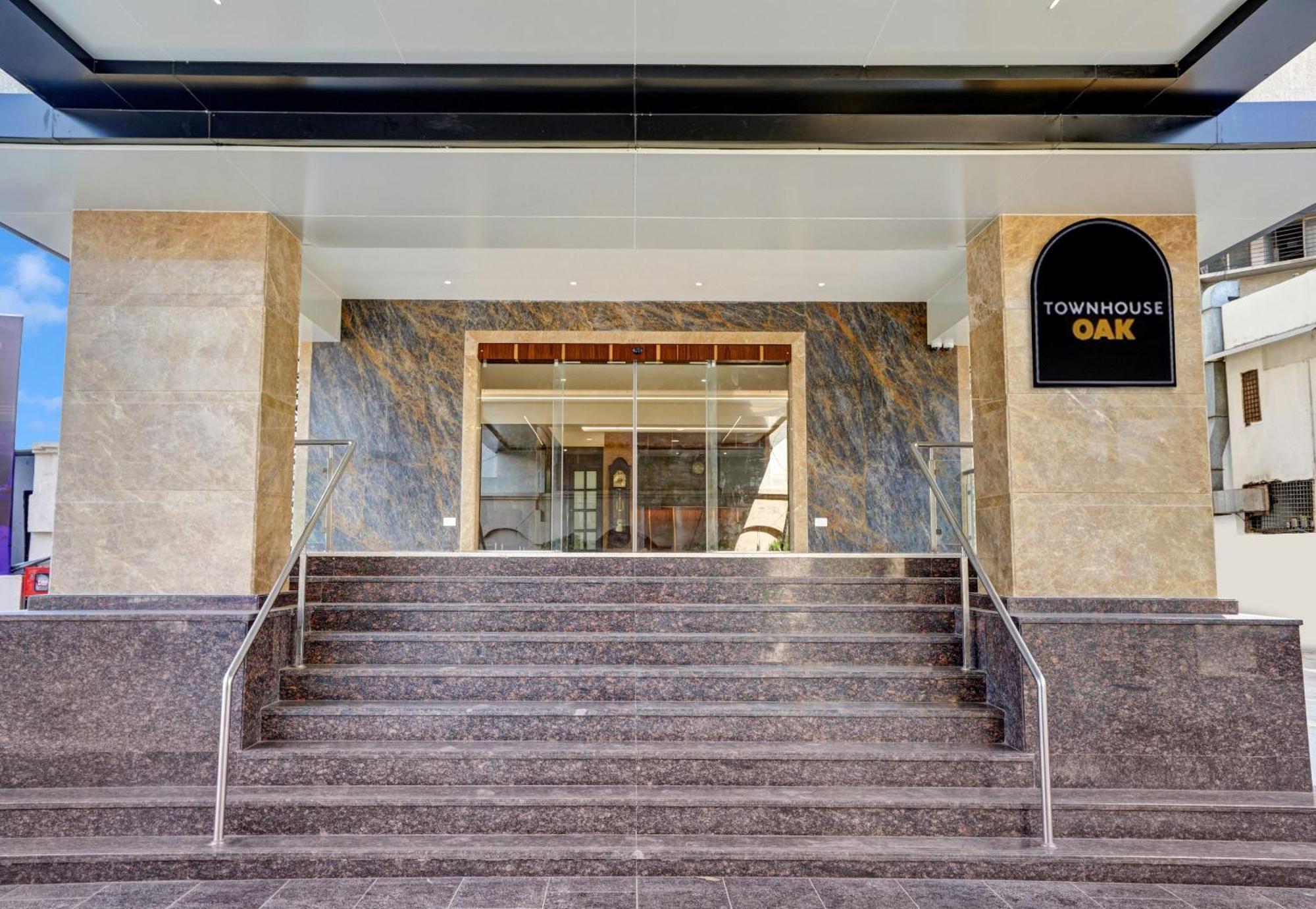 Clubhouse Hotel Raajpath Вадодара Экстерьер фото