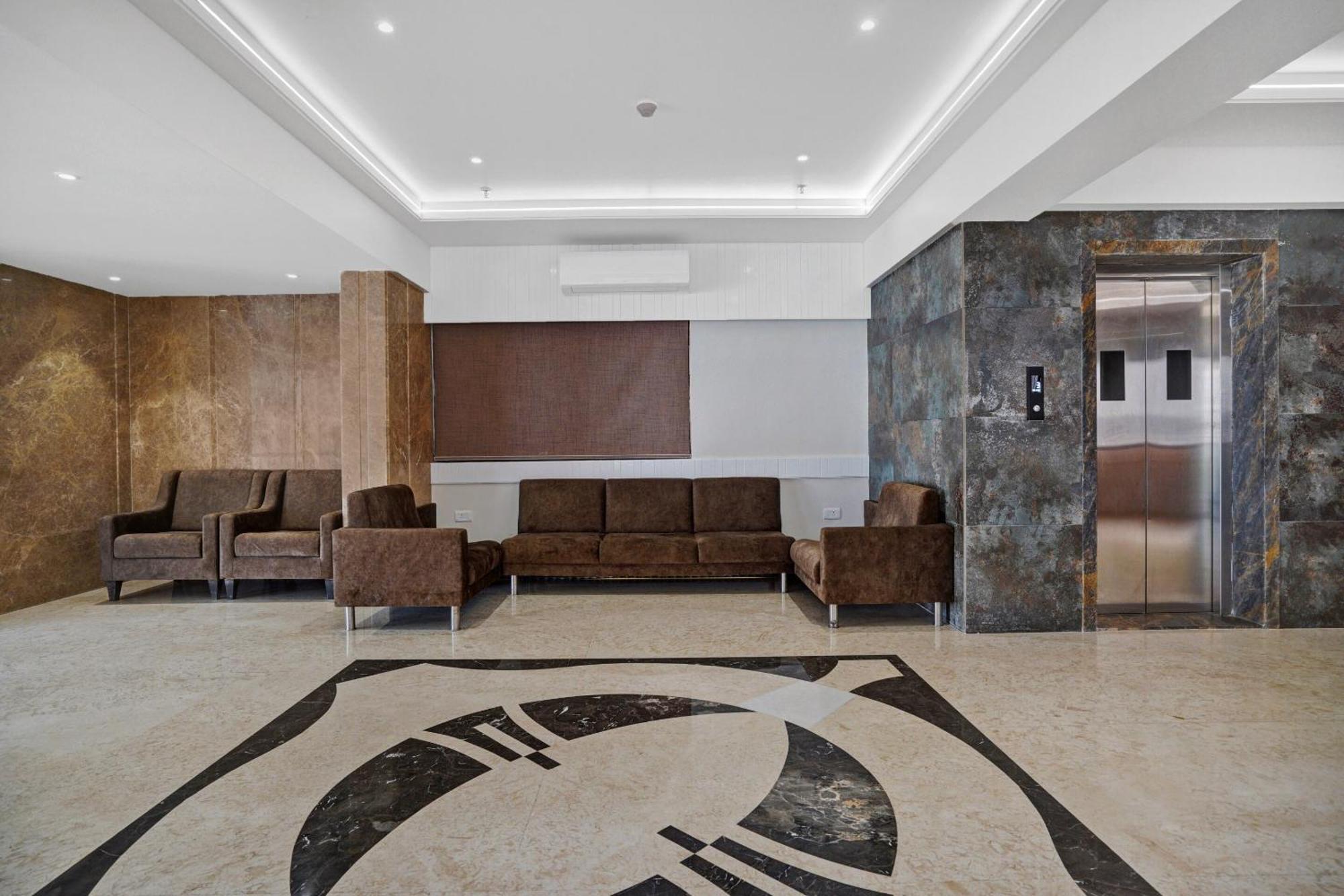 Clubhouse Hotel Raajpath Вадодара Экстерьер фото