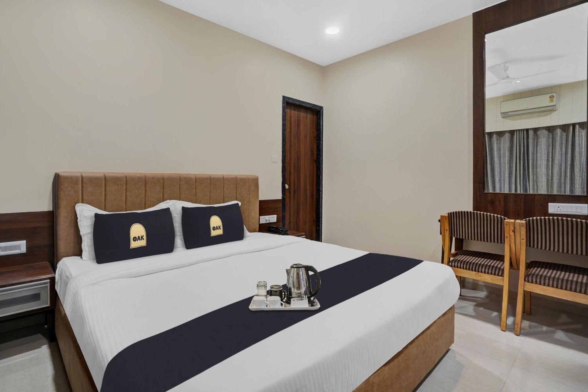 Clubhouse Hotel Raajpath Вадодара Экстерьер фото