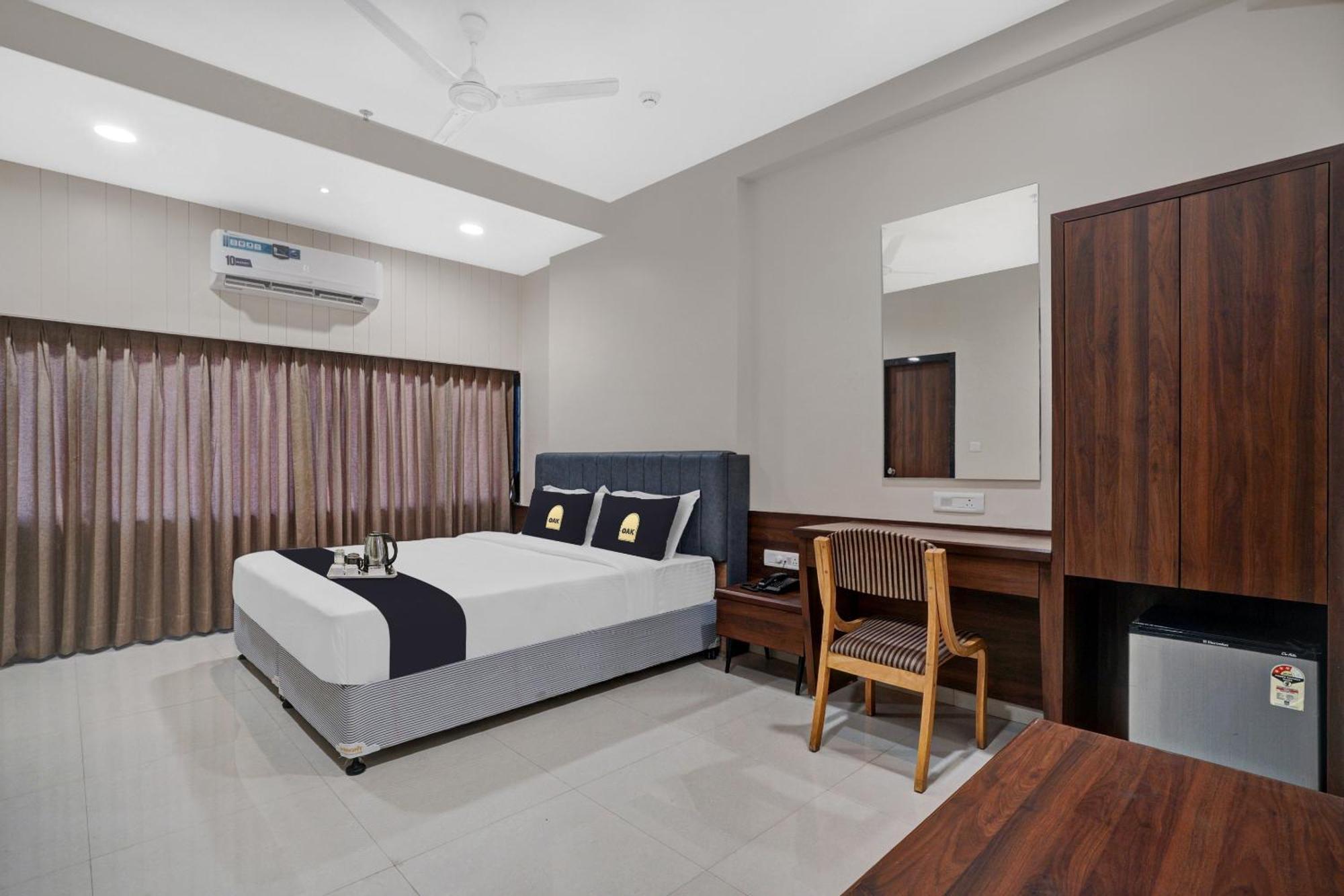 Clubhouse Hotel Raajpath Вадодара Экстерьер фото