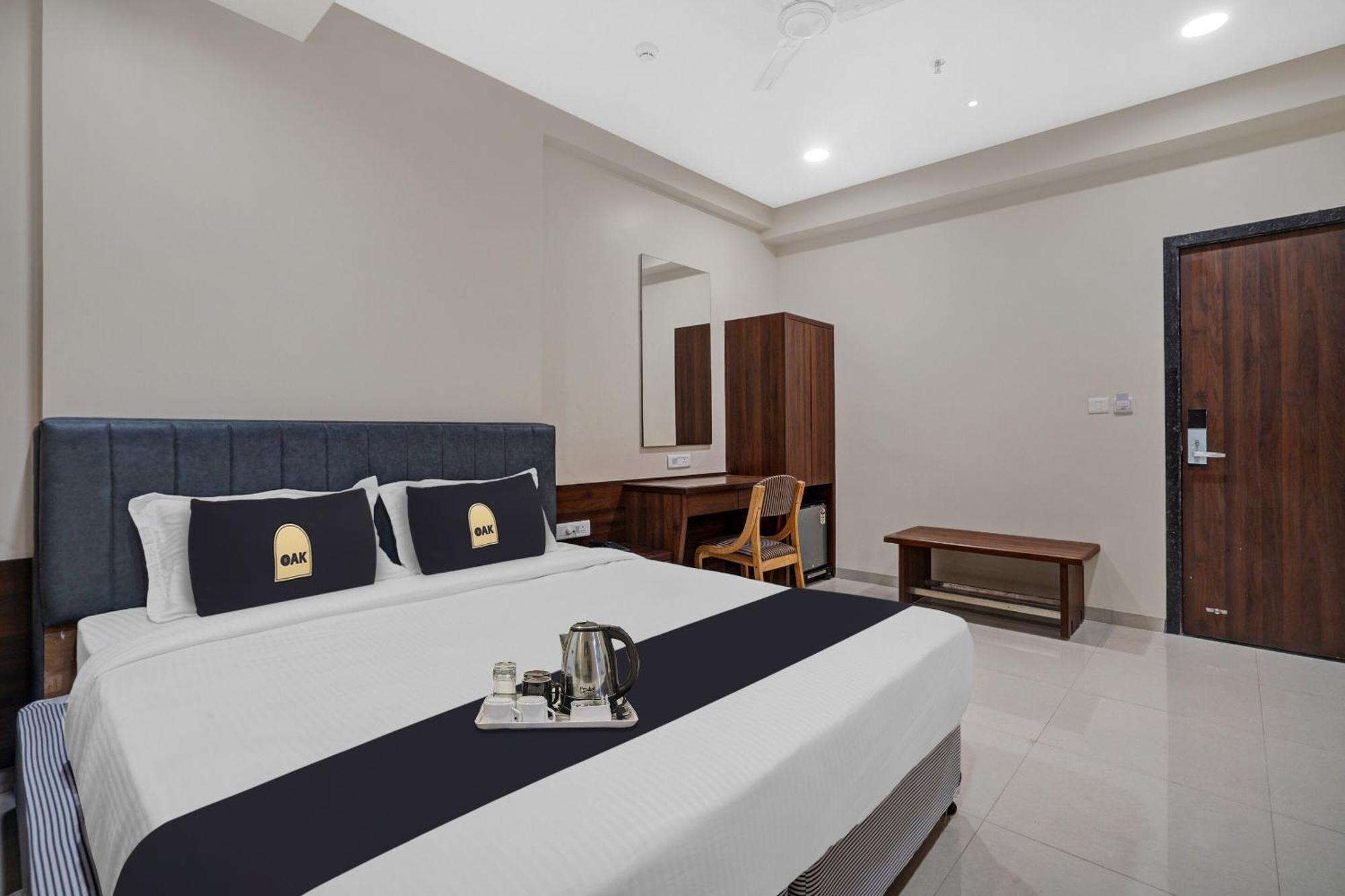Clubhouse Hotel Raajpath Вадодара Экстерьер фото