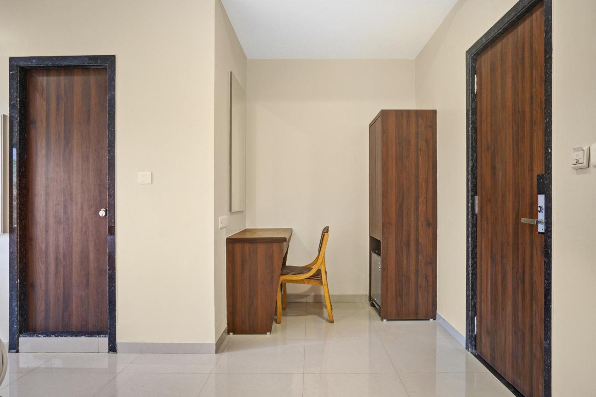 Clubhouse Hotel Raajpath Вадодара Экстерьер фото