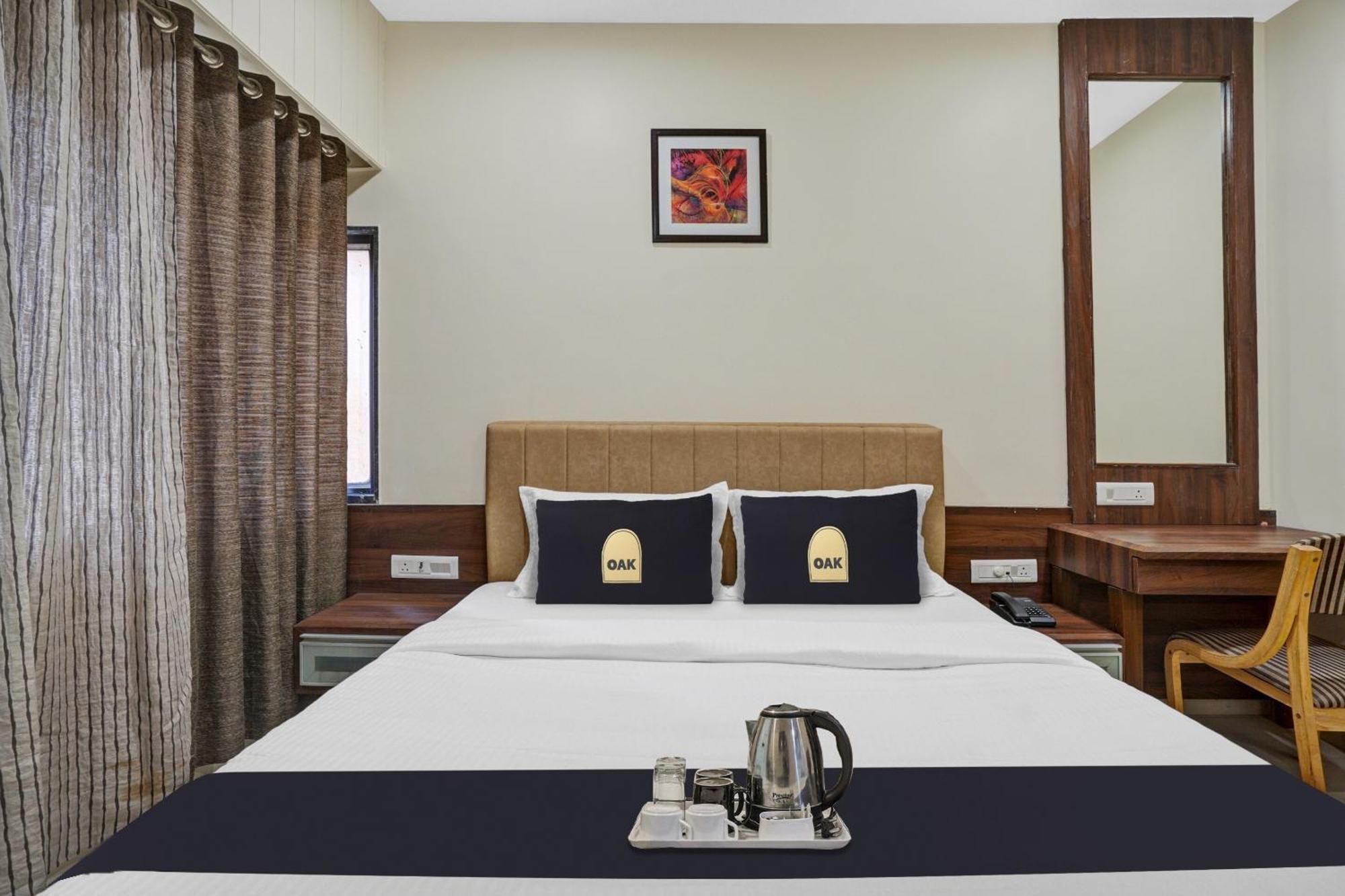Clubhouse Hotel Raajpath Вадодара Экстерьер фото