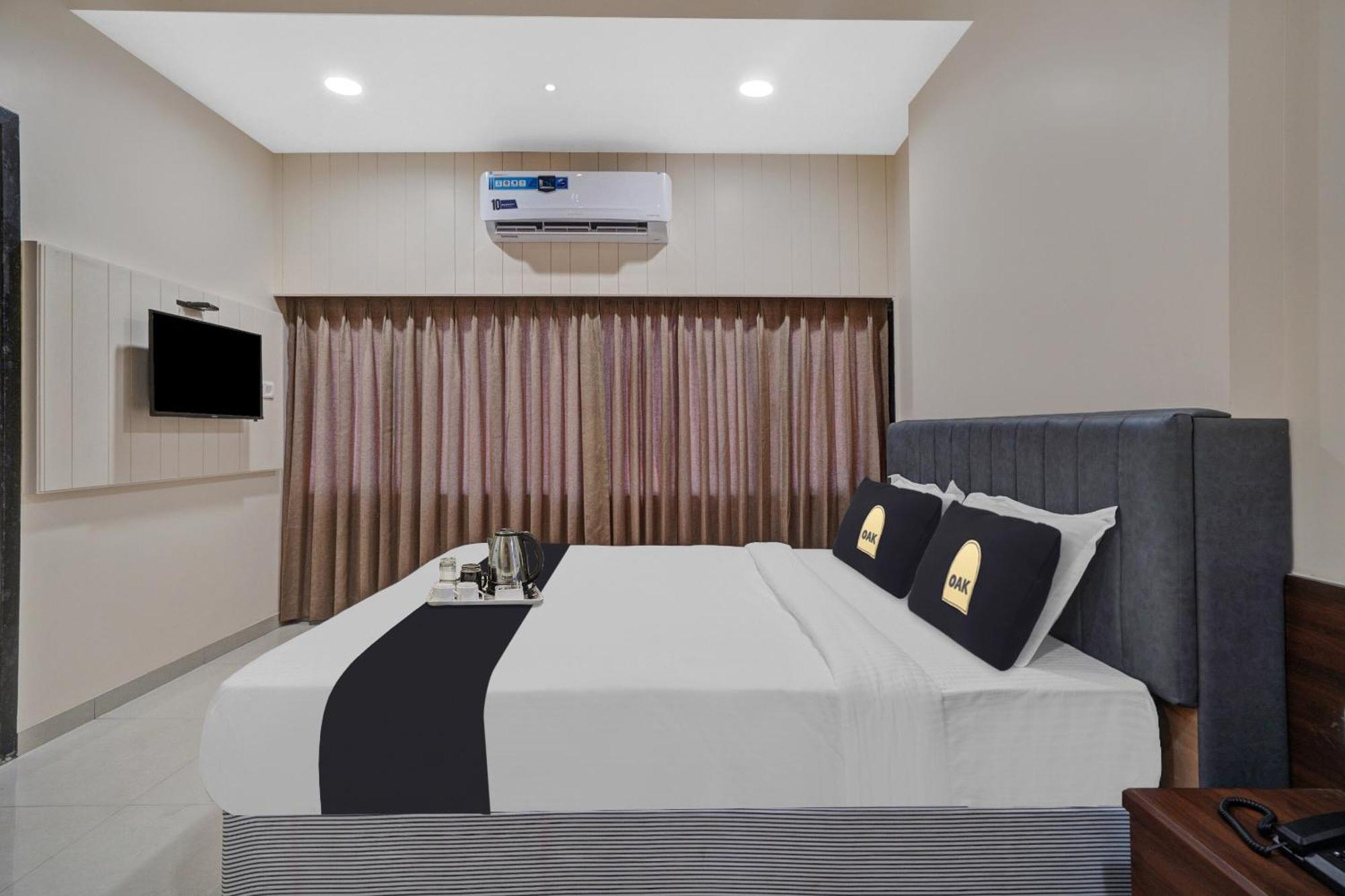 Clubhouse Hotel Raajpath Вадодара Экстерьер фото
