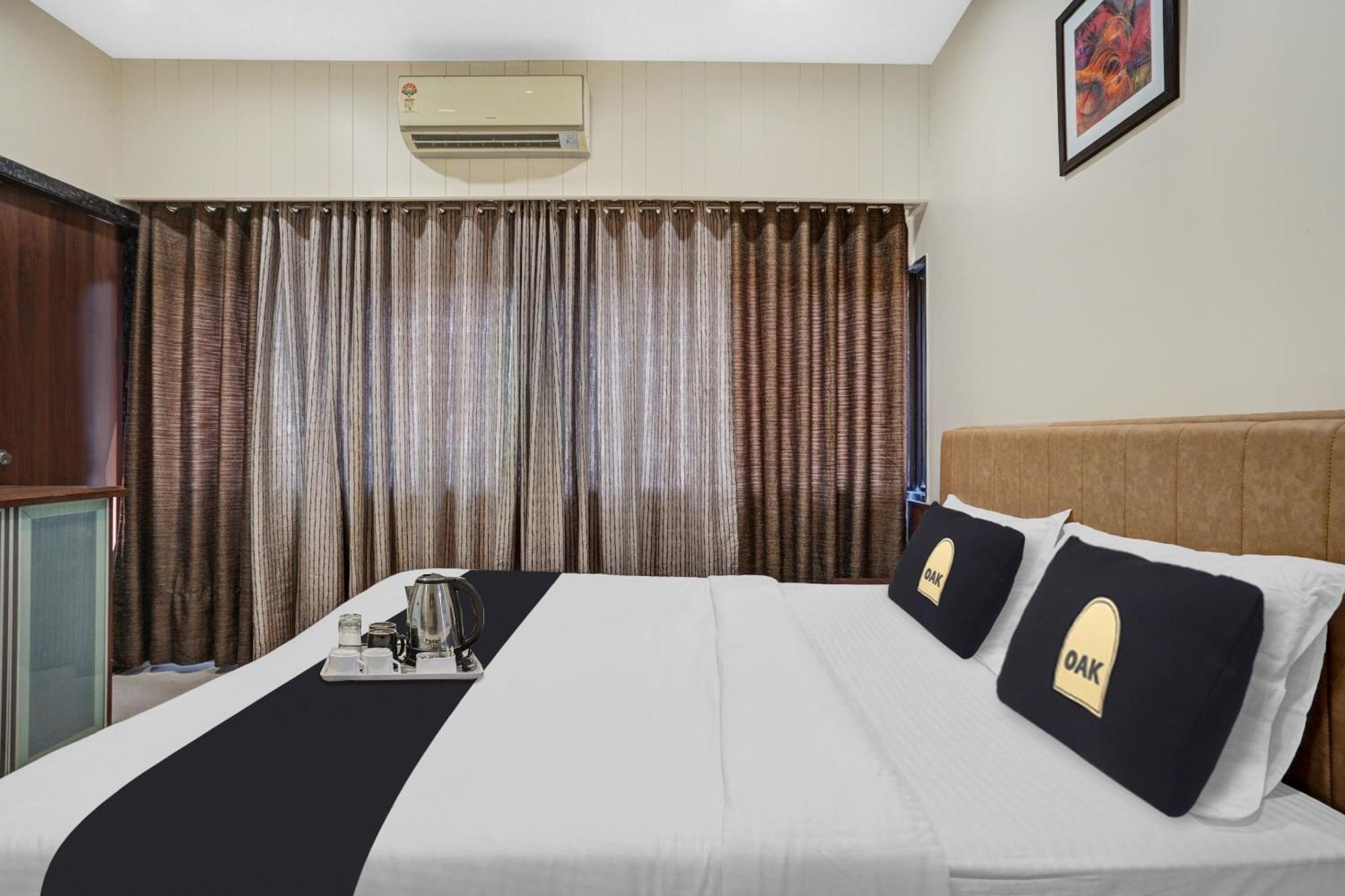 Clubhouse Hotel Raajpath Вадодара Экстерьер фото