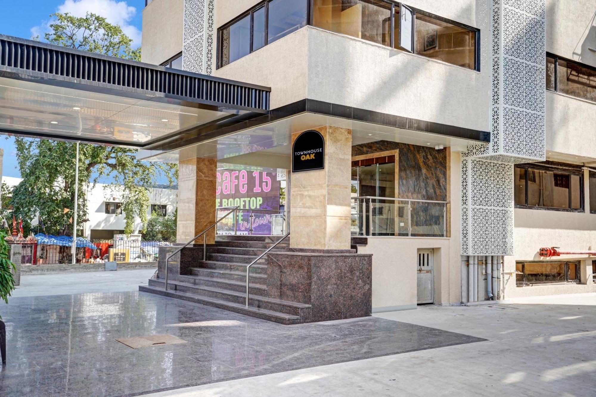 Clubhouse Hotel Raajpath Вадодара Экстерьер фото
