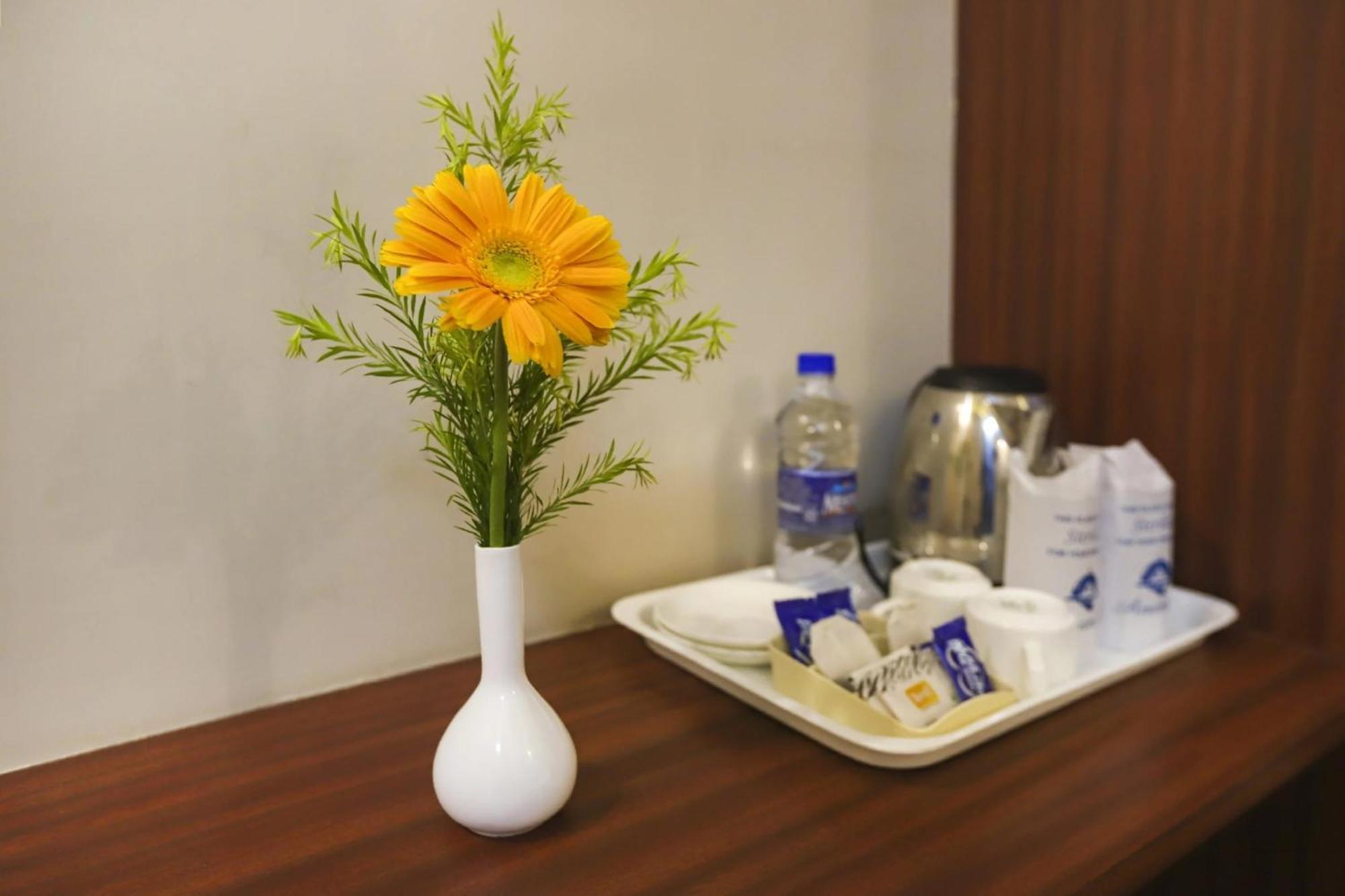 Clubhouse Hotel Raajpath Вадодара Экстерьер фото
