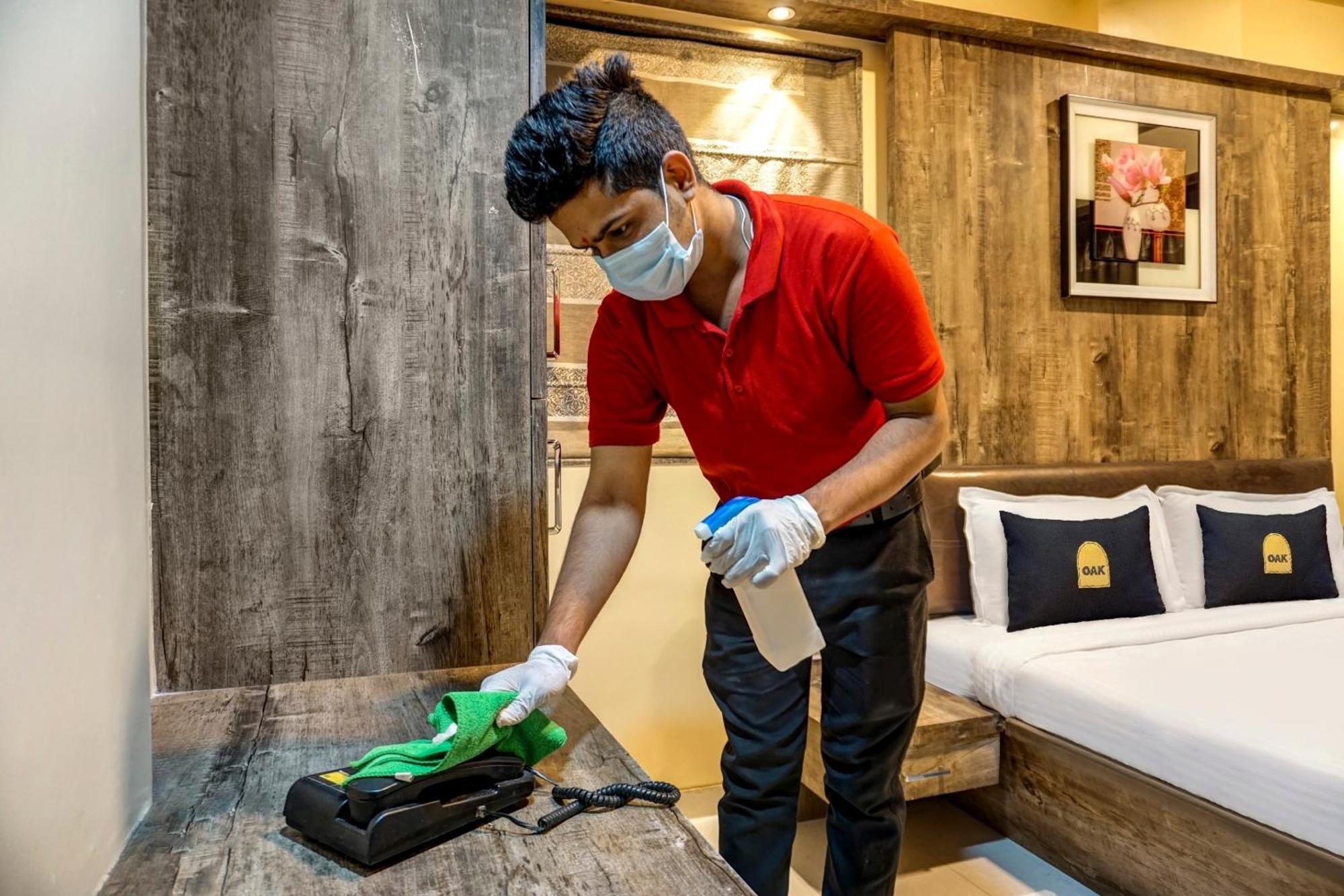 Clubhouse Hotel Raajpath Вадодара Экстерьер фото