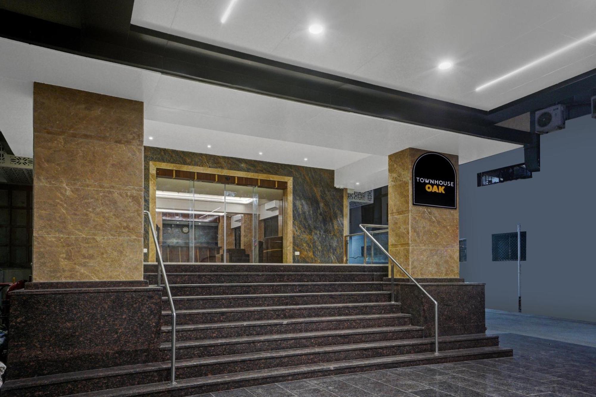 Clubhouse Hotel Raajpath Вадодара Экстерьер фото