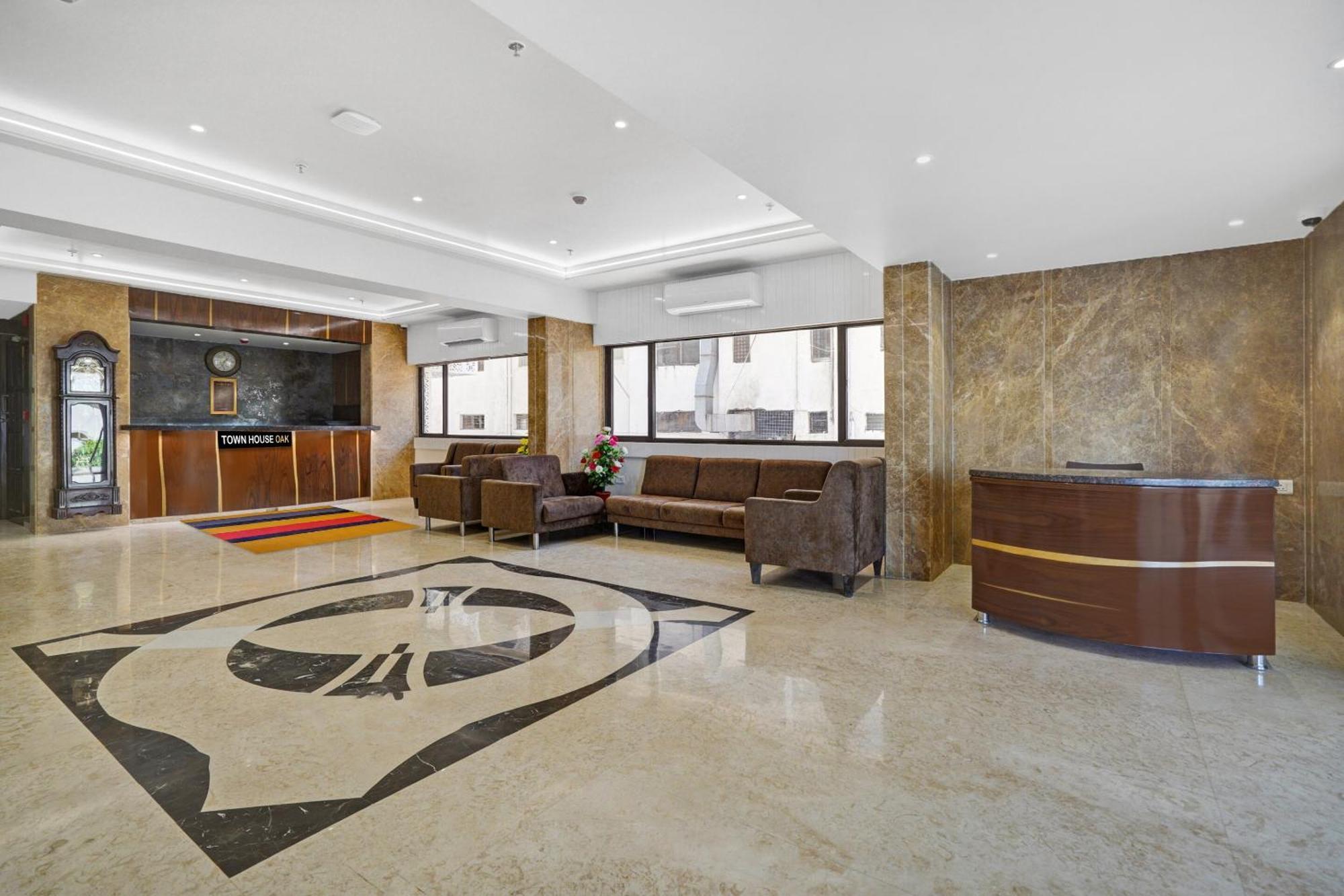 Clubhouse Hotel Raajpath Вадодара Экстерьер фото