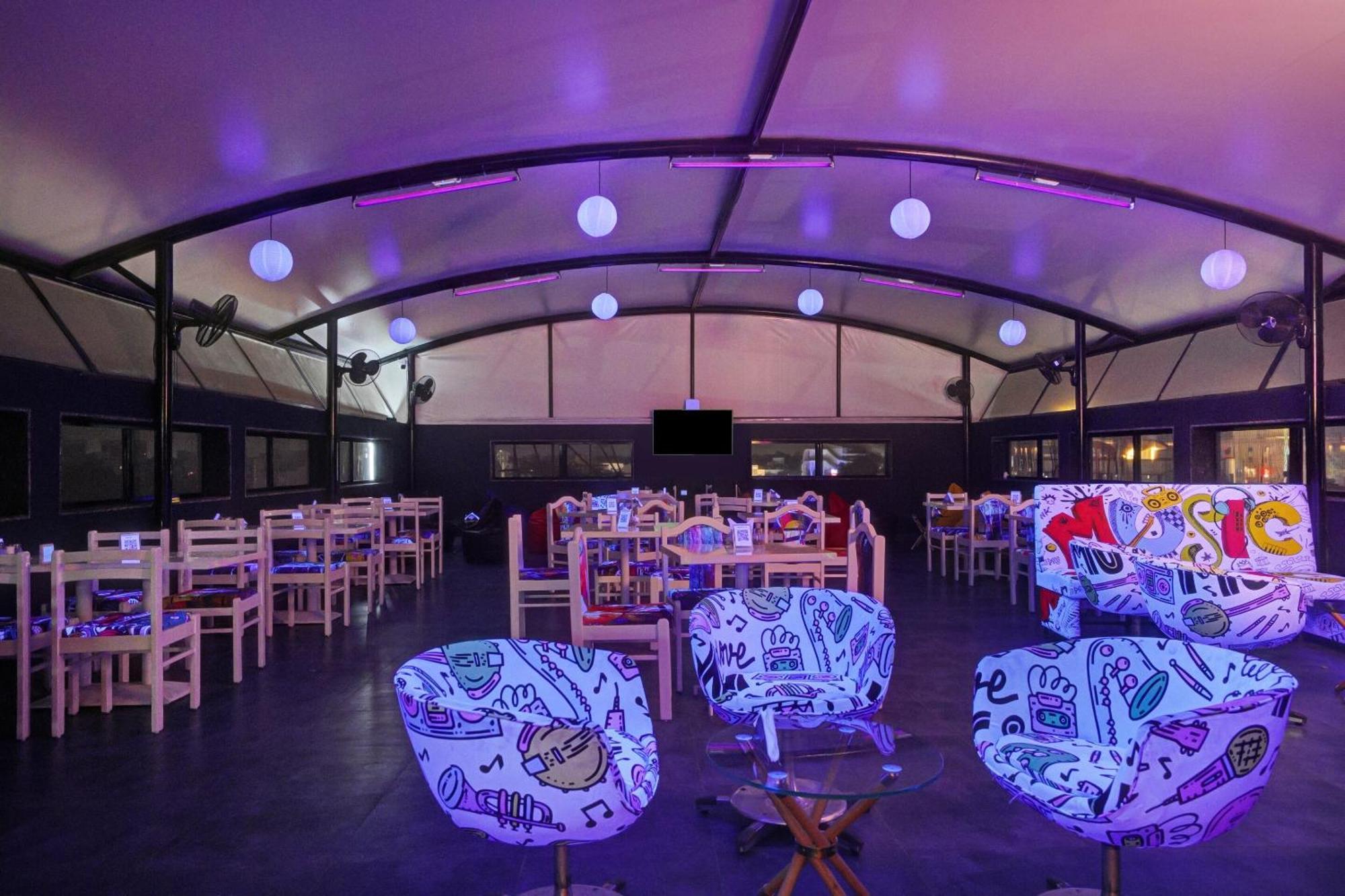 Clubhouse Hotel Raajpath Вадодара Экстерьер фото