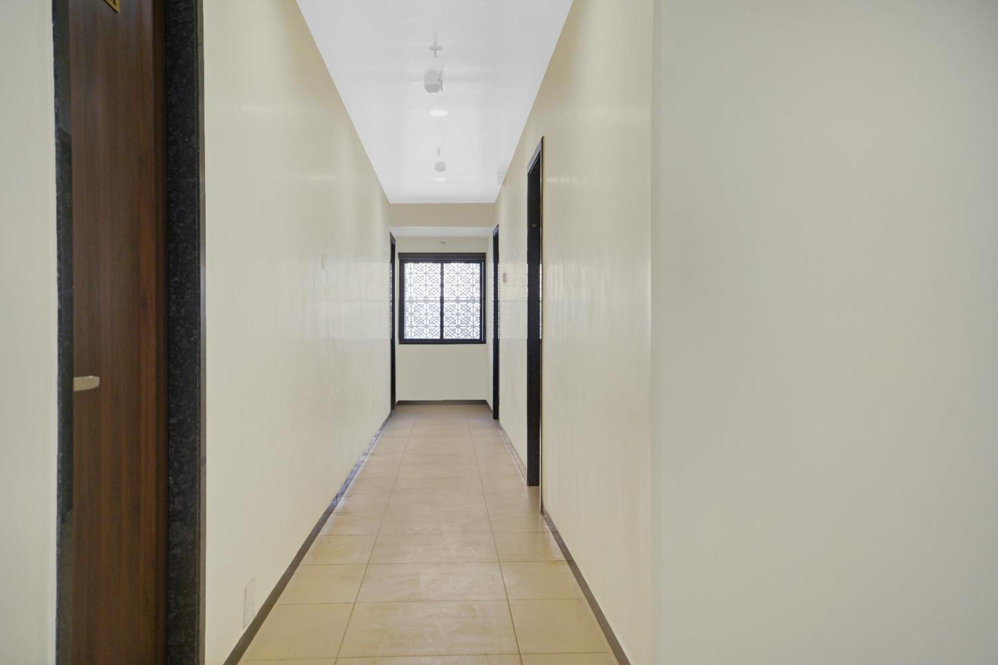 Clubhouse Hotel Raajpath Вадодара Экстерьер фото