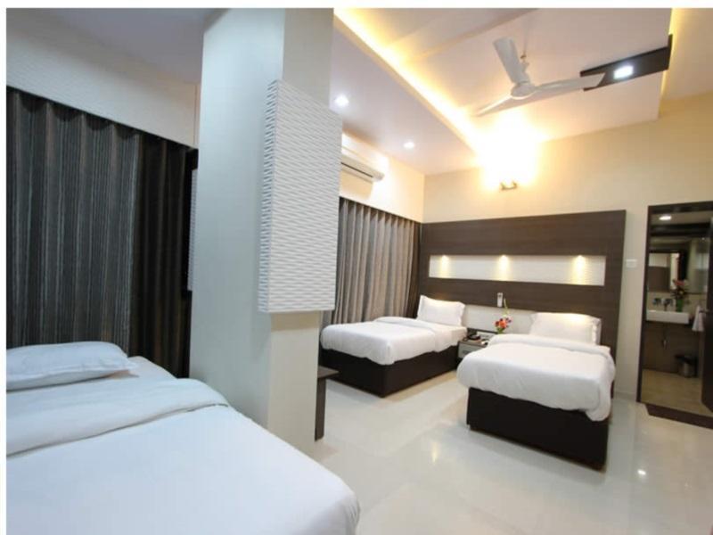 Clubhouse Hotel Raajpath Вадодара Экстерьер фото