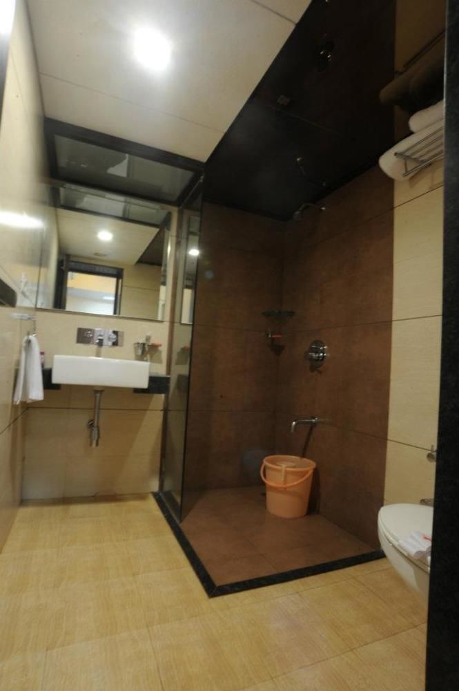 Clubhouse Hotel Raajpath Вадодара Экстерьер фото