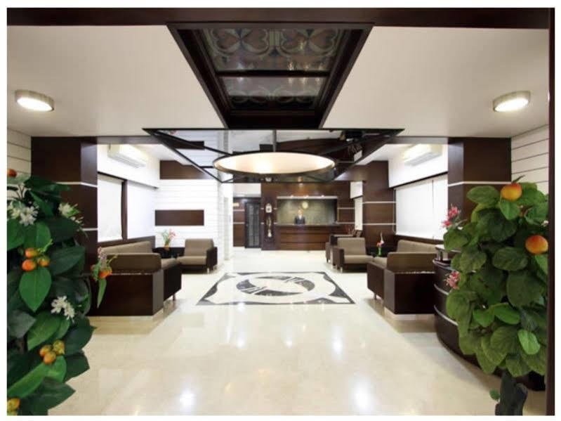 Clubhouse Hotel Raajpath Вадодара Экстерьер фото